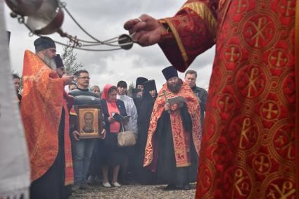 Московская область.  Участники VIII Елисаветинского крестного хода из села Ильинское в село Усово, посвященного 155-летию со дня рождения святой преподобной мученицы Великой княгини Елисаветы Федоровны.