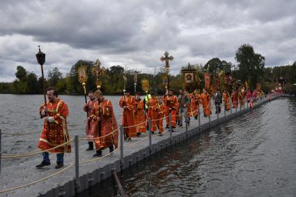 Московская область.  Участники VIII Елисаветинского крестного хода из села Ильинское в село Усово, посвященного 155-летию со дня рождения святой преподобной мученицы Великой княгини Елисаветы Федоровны, во время переправы через Москву-реку.