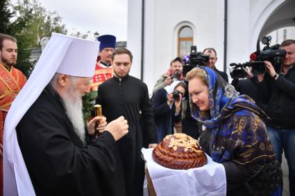 Московская область.  Митрополит Крутицкий и Коломенский Ювеналий  и председатель Наблюдательного совета Фонда содействия возрождению традиций милосердия и благотворительности Анна Громова  перед началом VIII Елисаветинского крестного хода из села Ильинское в село Усово, посвященного 155-летию со дня рождения святой преподобной мученицы Великой княгини Елисаветы Федоровны.