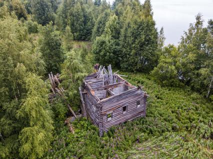 Республика Карелия, Пегрема. Вид сверху на разрушенные дома в заброшенной деревне.