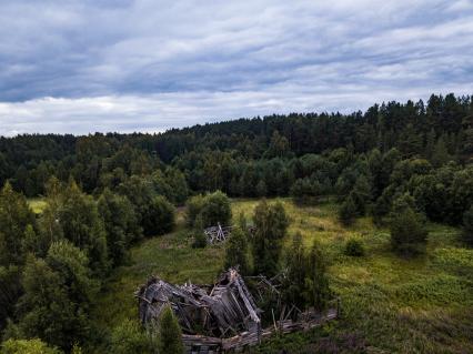 Республика Карелия, Пегрема. Вид сверху на разрушенные дома в заброшенной деревне.