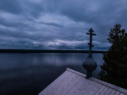 Республика Карелия, Пегрема. Вид сверху на  деревянную часовню 18 в. Варлаама Хутынского в  заброшенной деревне.