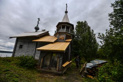 Республика Карелия, Пегрема. Вид на  деревянную часовню 18 в. Варлаама Хутынского в  заброшенной деревне.