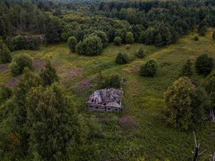 Республика Карелия, Пегрема. Вид сверху на разрушенные дома в заброшенной деревне.