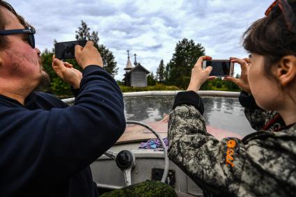 Республика Карелия, Пегрема. Вид на  деревянную часовню 18 в. Варлаама Хутынского в  заброшенной деревне.