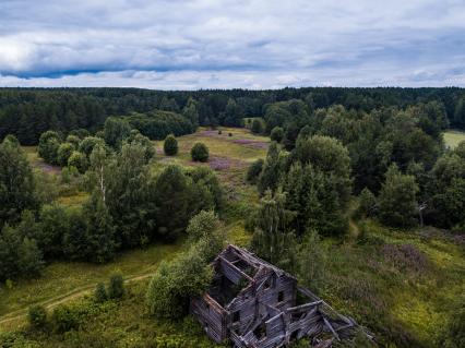 Республика Карелия, Пегрема. Вид сверху на разрушенные дома в заброшенной деревне.