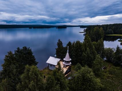 Республика Карелия, Пегрема. Вид сверху на  деревянную часовню 18 в. Варлаама Хутынского в  заброшенной деревне.