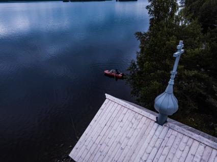 Республика Карелия, Пегрема. Вид сверху на деревянную часовню VIII в. Варлаама Хутынского в заброшенной деревне.