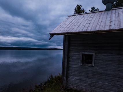 Республика Карелия, Пегрема. Вид сверху на  деревянную часовню 18 в. Варлаама Хутынского в  заброшенной деревне.