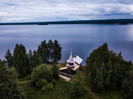 Республика Карелия, Пегрема. Вид сверху на  деревянную часовню 18 в. Варлаама Хутынского в  заброшенной деревне.