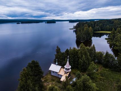 Республика Карелия, Пегрема. Вид сверху на  деревянную часовню 18 в. Варлаама Хутынского в  заброшенной деревне.