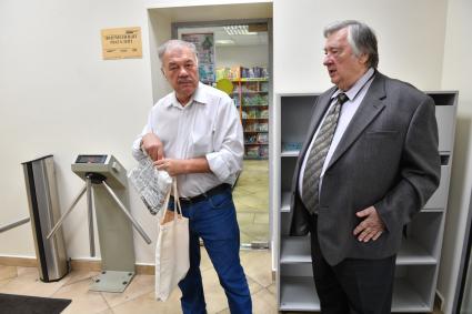Москва. Корреспондент `Комсомольской правды` Александр Гамов и политолог, писатель Александр Проханов (слева направо) в редакции `Комсомольская правда`.