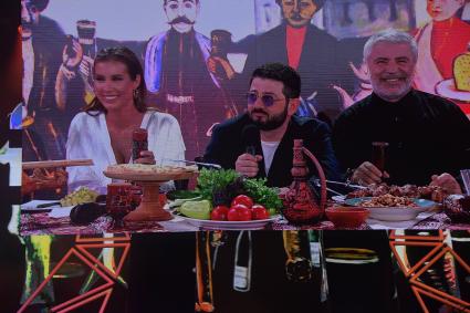 Сочи. Солистка группы `А-Студио` Кети Топурия, шоумен Михаил Галустян и певец Сосо Павлиашвили (слева направо) на Международном конкурсе молодых исполнителей популярной музыки `Новая волна - 2019`.