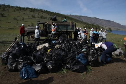 Иркутск. Компания En+ Group провела ежегодную  с 2011 года экологическую акцию `360`, участники которой убирали мусор на берегу Байкала.