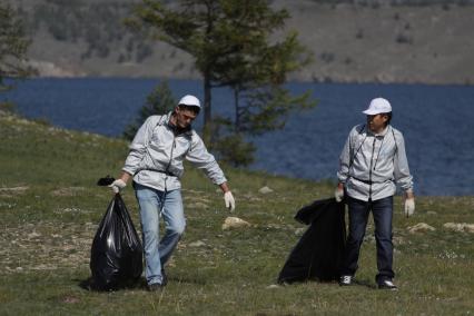 Иркутск. Компания En+ Group провела ежегодную  с 2011 года экологическую акцию `360`, участники которой убирали мусор на берегу Байкала.