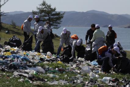 Иркутск. Компания En+ Group провела ежегодную  с 2011 года экологическую акцию `360`, участники которой убирали мусор на берегу Байкала.