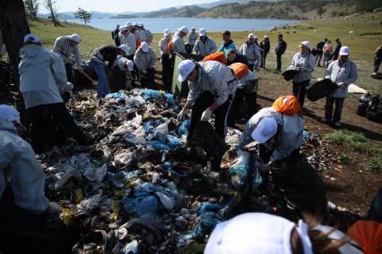 Иркутск. Компания En+ Group провела ежегодную с 2011 года экологическую акцию `360`, участники которой убирали мусор на берегу Байкала.
