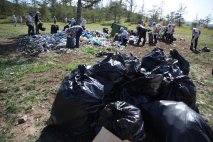 Иркутск. Компания En+ Group провела ежегодную  с 2011 года экологическую акцию `360`, участники которой убирали мусор на берегу Байкала.