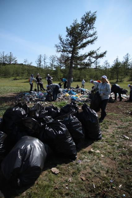 Иркутск. Компания En+ Group провела ежегодную  с 2011 года экологическую акцию `360`, участники которой убирали мусор на берегу Байкала.