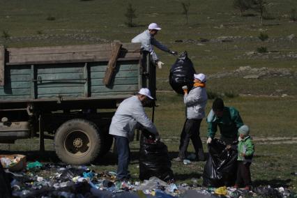 Иркутск. Компания En+ Group провела ежегодную  с 2011 года экологическую акцию `360`, участники которой убирали мусор на берегу Байкала.