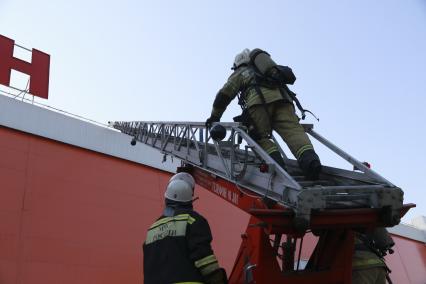 Барнаул. Во время пожарно-технических учений в  торгово-развлекательном центре.