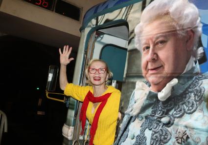 Москва. Актриса Евдокия Германова  в вагоне тематического поезда `Великий русский артист Олег Табаков` на станции `Сухаревская` Московского метрополитена.