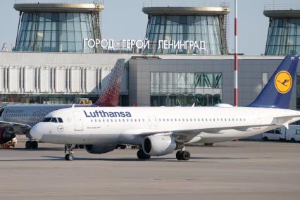 Санкт-Петербург. Аэробус авиакомпании `Lufthansa` на  взлетном поле аэропорта `Пулково`.