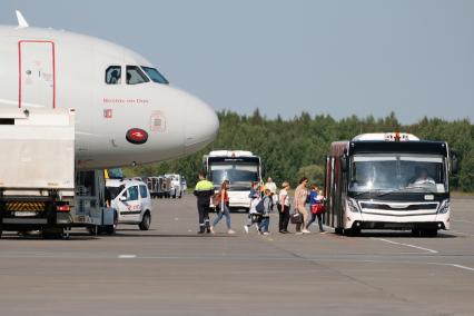 Санкт-Петербург. Прибытие пассажиров самолета в аэропорт  `Пулково`.