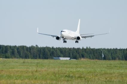 Санкт-Петербург. Самолет на  взлетной полосе аэропорта `Пулково`.