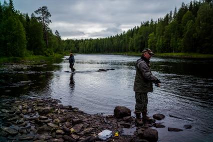 Республика Карелия,  Медвежьегорский район.  Рыбаки  в окрестностях Онежского озера.