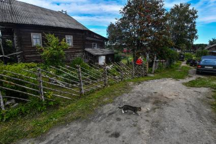 Республика Карелия, деревня Корза. Деревенский деревянный дом.