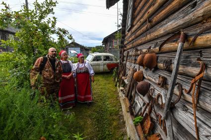 Республика Карелия, деревня Корза.  Корреспондент `Комсомольской правды` Дмитрий Стешин среди местных жительниц в национальных карельских костюмах.