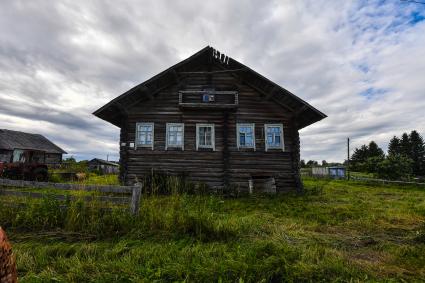 Республика Карелия, деревня Корза. Деревенский деревянный дом.