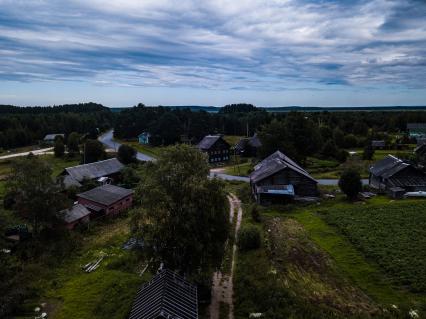 Республика Карелия, деревня Корза.  Вид сверху на старинную  карельскую деревню.