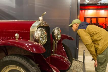 Москва.  Автомобиль Isotta Fraschini Milano на выставке автомобильного музея `Моторы Октября` на территории завода `Кристалл`.