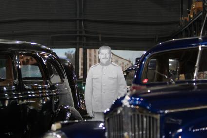 Москва. Экспонаты выставки автомобильного музея `Моторы Октября` на территории завода `Кристалл`.
