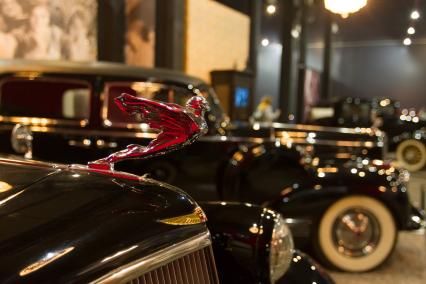 Москва. Маскот на капоте американского автомобиля Buick series 40 (1935 г.) в экспозиции автомузея `Моторы Октября` на территории бывшего завода `Кристалл`.