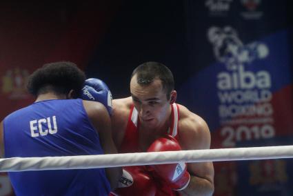 Екатеринбург. Чемпионат мира по боксу среди любителей AIBA-2019. Бой за звание мемпиона мира в весовой категории до 91 кг. Российский боксер Муслим Гаджимагомедов (в красном) и Эквадорский боксер Хулио Сезара Кастильо Торреса (в синем)