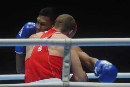 Екатеринбург. Чемпионат мира по боксу среди любителей AIBA-2019. Бой за звание мемпиона мира в весовой категории до 75 кг. Российский боксер Глеб Бакши (в красном) и Филиппинский боксер Марсьяль Феликс (в синем)