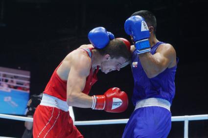 Екатеринбург. Чемпионат мира по боксу среди любителей AIBA-2019. Бой за звание мемпиона мира в весовой категории до 75 кг. Российский боксер Глеб Бакши (в красном) и Филиппинский боксер Марсьяль Феликс (в синем)