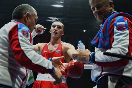 Екатеринбург. Чемпионат мира по боксу среди любителей AIBA-2019. Бой за звание мемпиона мира в весовой категории до 91 кг. Российский боксер Муслим Гаджимагомедов (в красном) и Эквадорский боксер Хулио Сезара Кастильо Торреса (в синем)