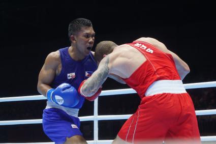 Екатеринбург. Чемпионат мира по боксу среди любителей AIBA-2019. Бой за звание мемпиона мира в весовой категории до 75 кг. Российский боксер Глеб Бакши (в красном) и Филиппинский боксер Марсьяль Феликс (в синем)