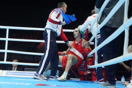 Екатеринбург. Чемпионат мира по боксу среди любителей AIBA-2019. Бой за звание мемпиона мира в весовой категории до 91 кг. Российский боксер Муслим Гаджимагомедов (в красном) и Эквадорский боксер Хулио Сезара Кастильо Торреса (в синем)