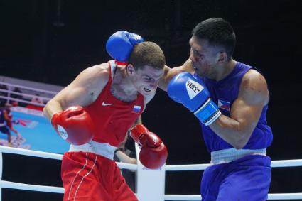 Екатеринбург. Чемпионат мира по боксу среди любителей AIBA-2019. Бой за звание мемпиона мира в весовой категории до 75 кг. Российский боксер Глеб Бакши (в красном) и Филиппинский боксер Марсьяль Феликс (в синем)