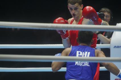 Екатеринбург. Чемпионат мира по боксу среди любителей AIBA-2019. Бой за звание мемпиона мира в весовой категории до 75 кг. Российский боксер Глеб Бакши (в красном) и Филиппинский боксер Марсьяль Феликс (в синем)