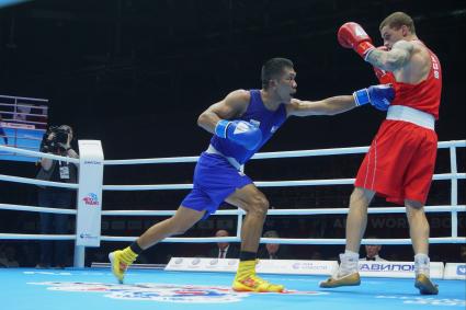 Екатеринбург. Чемпионат мира по боксу среди любителей AIBA-2019. Бой за звание мемпиона мира в весовой категории до 75 кг. Российский боксер Глеб Бакши (в красном) и Филиппинский боксер Марсьяль Феликс (в синем)