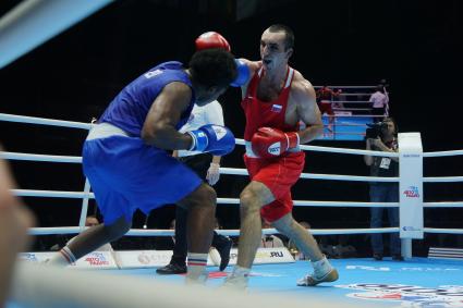 Екатеринбург. Чемпионат мира по боксу среди любителей AIBA-2019. Бой за звание мемпиона мира в весовой категории до 91 кг. Российский боксер Муслим Гаджимагомедов (в красном) и Эквадорский боксер Хулио Сезара Кастильо Торреса (в синем)