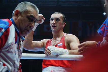 Екатеринбург. Чемпионат мира по боксу среди любителей AIBA-2019. Бой за звание мемпиона мира в весовой категории до 91 кг. Российский боксер Муслим Гаджимагомедов (в красном) и Эквадорский боксер Хулио Сезара Кастильо Торреса (в синем)