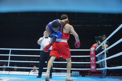 Екатеринбург. Чемпионат мира по боксу среди любителей AIBA-2019. Бой за звание мемпиона мира в весовой категории до 75 кг. Российский боксер Глеб Бакши (в красном) и Филиппинский боксер Марсьяль Феликс (в синем)