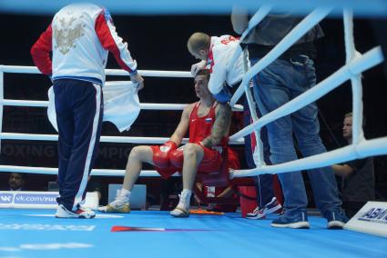 Екатеринбург. Чемпионат мира по боксу среди любителей AIBA-2019. Бой за звание мемпиона мира в весовой категории до 75 кг. Российский боксер Глеб Бакши (в красном) и Филиппинский боксер Марсьяль Феликс (в синем)